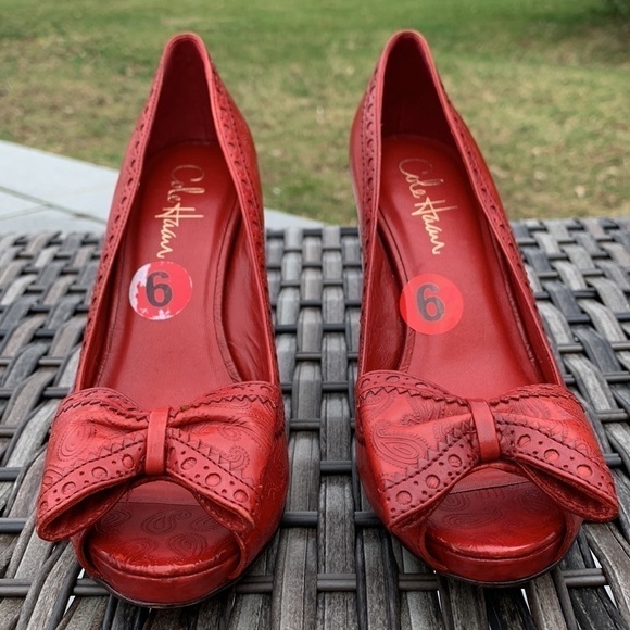 COLE Haan Nike Air Red Paisley Embossed Peep Toe Pumps with Bow - Picture 3 of 16